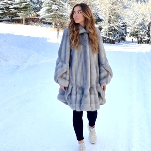 Cionili 1976 Silverblue Iris mink Mint condition Coat $7000 - Picture 12 of 16